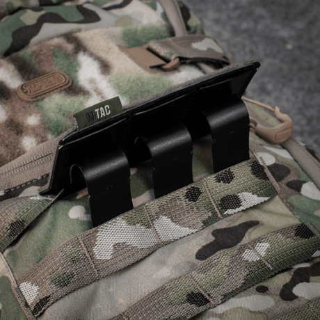 M-Tac Taktisk Morale Patch Display Board Hook og Loop Molle 120x85 på MOLLE-ryggsäck med camouflagemönster.