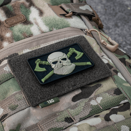 M-Tac Taktisk Morale Patch Display Board Hook og Loop Molle 120x85 fäst på camouflagerväska med dödskallepatch.