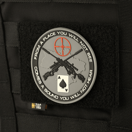 M-Tac Taktisk Morale Patch Display Board Hook og Loop Molle 120x85 med ett sniper-motiv på svart bakgrund. Idealisk för MOLLE-system.