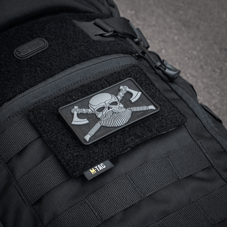 M-Tac Taktisk Morale Patch Display Board Hook og Loop Molle 120x85 monterad på en svart väska med plastbas för stabilitet.