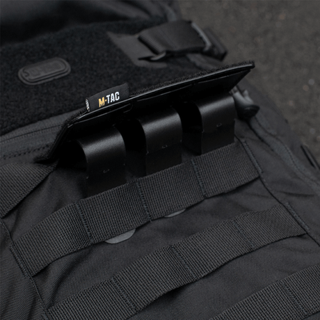 M-Tac Taktisk Morale Patch Display Board Hook og Loop Molle 120x85 monterad på ryggsäck med MOLLE-remmar.