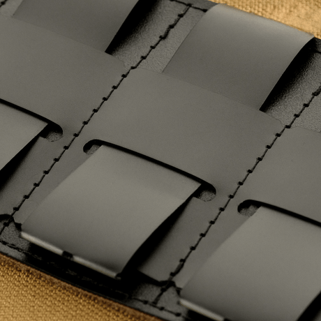 M-Tac Taktisk Morale Patch Display Board Hook og Loop Molle 120x85 med MOLLE-fäste och plastbas för stabilitet.