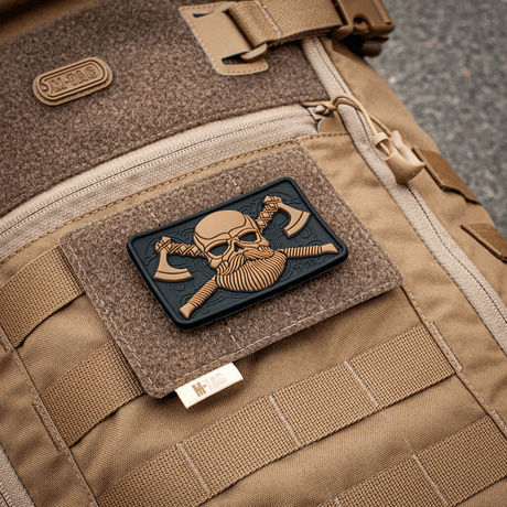 M-Tac Taktisk moralepatch-displaybräda hook & loop MOLLE 120x85 monterad på ryggsäck med plastbas för patchar