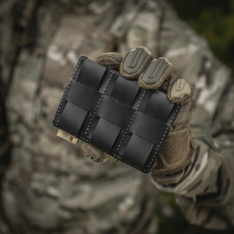 M-Tac panel för patches på MOLLE 120x85 med plastbas och hook & loop-yta, hålls av soldat i camouflagedräkt