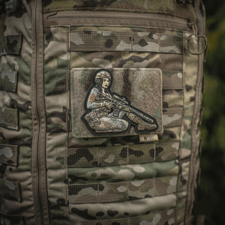 M-Tac panel för patches på MOLLE 120x85 fäst på camouflerad ryggsäck med patchar