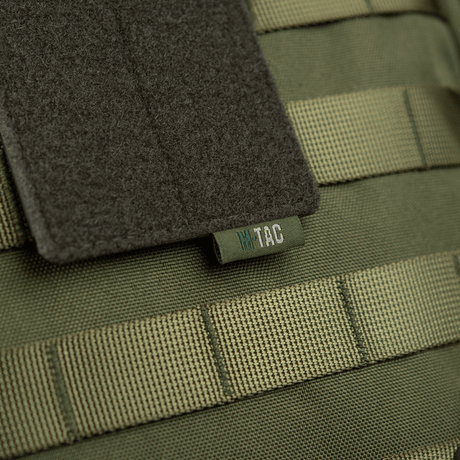 M-Tac panel för patches på MOLLE 80x135 med hook & loop-yta och plastbas för stabilitet, monterad på MOLLE-system