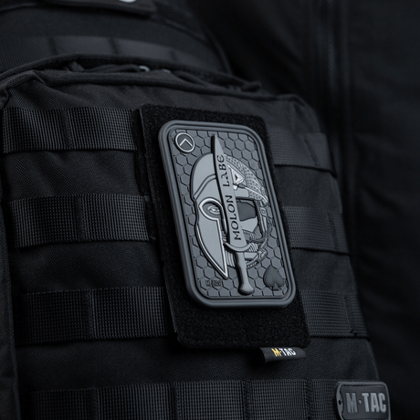 M-Tac panel för patches på MOLLE 80x135 fäst på ryggsäck; hook & loop-yta för patches och ID; plastbas för stabilitet
