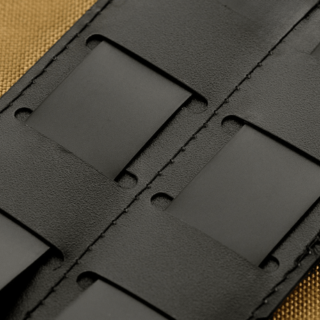 M-Tac panel för patches på MOLLE 80x135 med plastbas och hook & loop-yta, fäst vid MOLLE-systemet för stabilitet