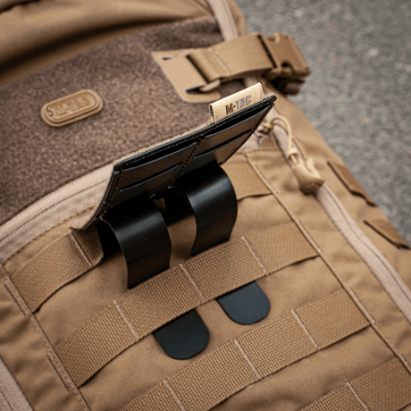 M-Tac panel för patches på MOLLE 80x135 monterad på ryggsäck