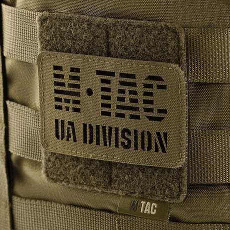 M-Tac panel för patches på MOLLE 80x85 fäst på ryggsäck med hook & loop-yta och plastbas för stabilitet