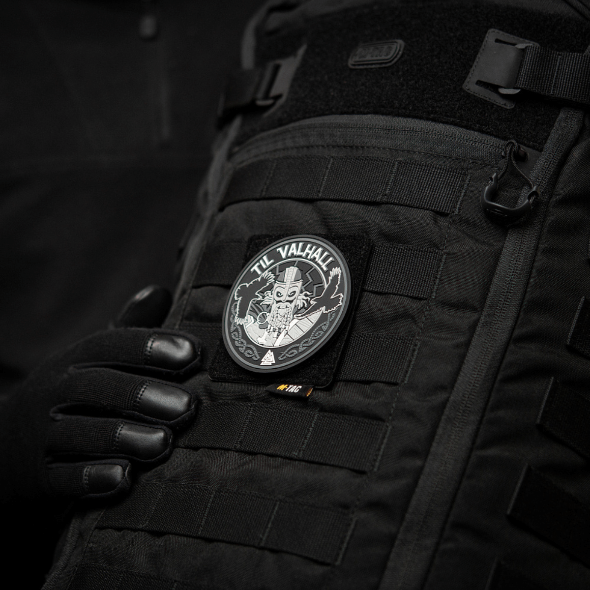 M-Tac Panel til Patches på MOLLE 80x85 monteret på sort taske med "Til Valhalla" patch for tæt og stabil fastgørelse.