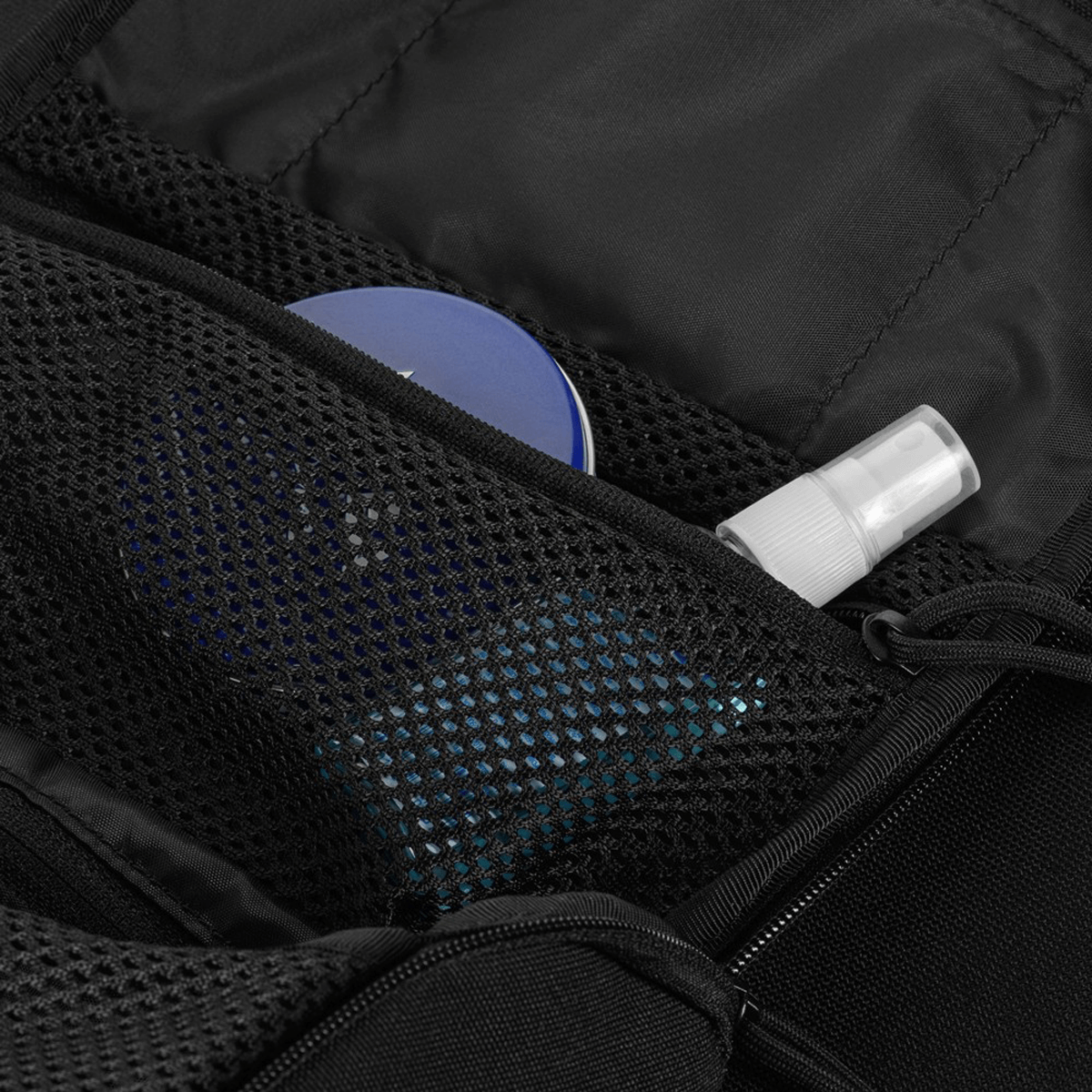 Detalje af indhold i M-Tac Toilettaske med mesh-lommer til opbevaring, designet til tandbørste, barbering og cremer. Vandafvisende materiale.