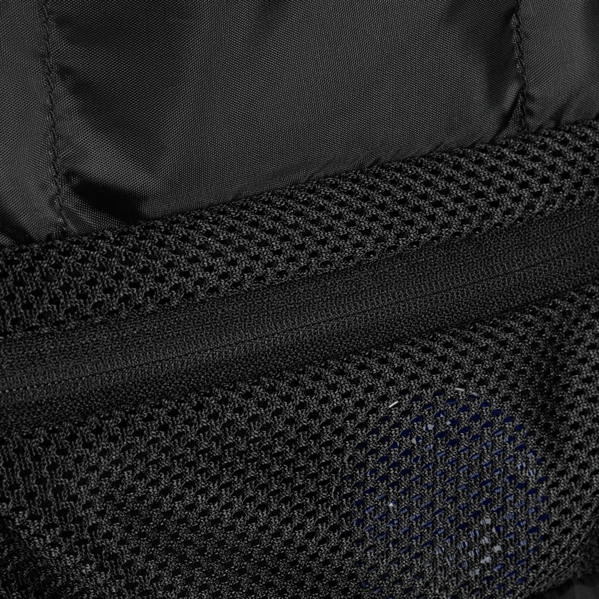 Nærbillede af M-Tac Toilettaske med vandafvisende mesh-lomme, praktisk til opbevaring af småting og hygiejneartikler.