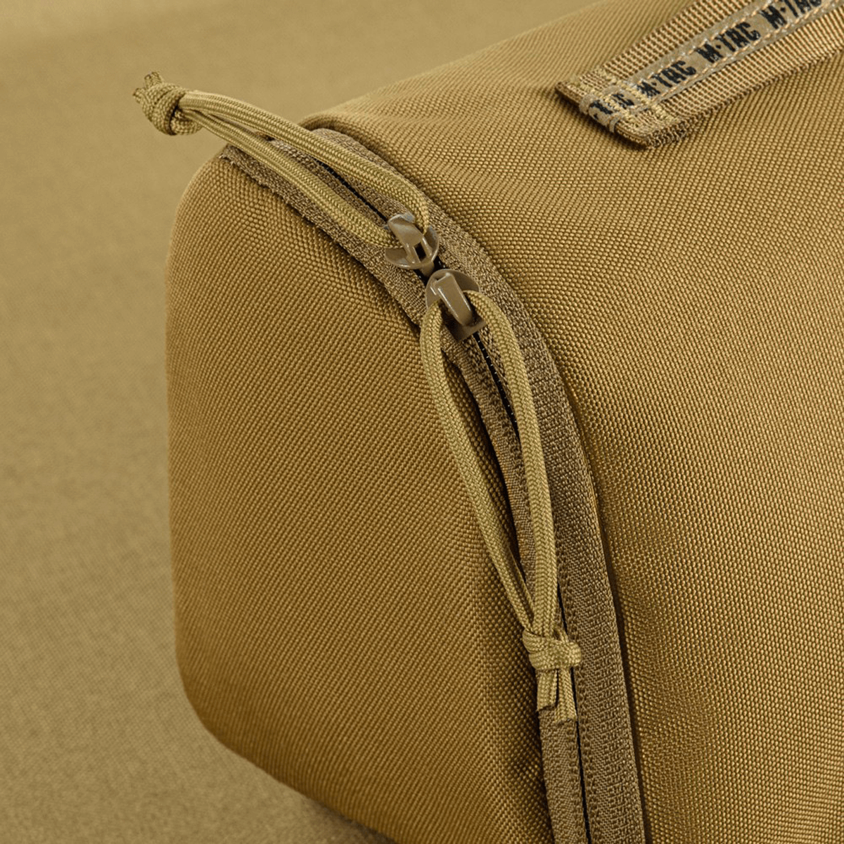 M-Tac Toilettaske i vandafvisende 600D polyester med kompakt design til opbevaring, perfekt til rejser og hverdagsbrug.