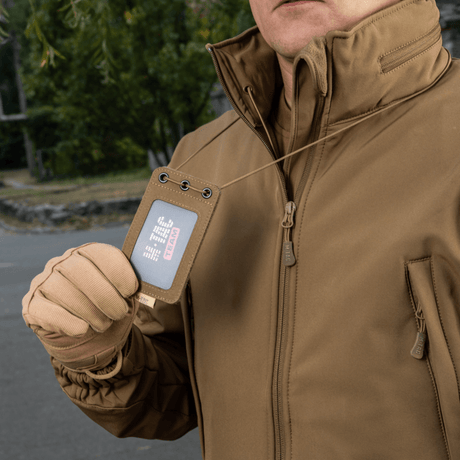 M-Tac taktisk ID-korthållare med snöre, robust Cordura-material, bärs runt halsen eller fästs med velcro, för militärt och polisbruk.