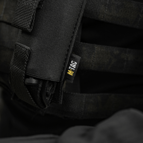 M-Tac Tourniquet Pouch Elastisk VELCRO Gen.II i svart Cordura 500D, monterad på en taktisk väst med VELCRO-fäste