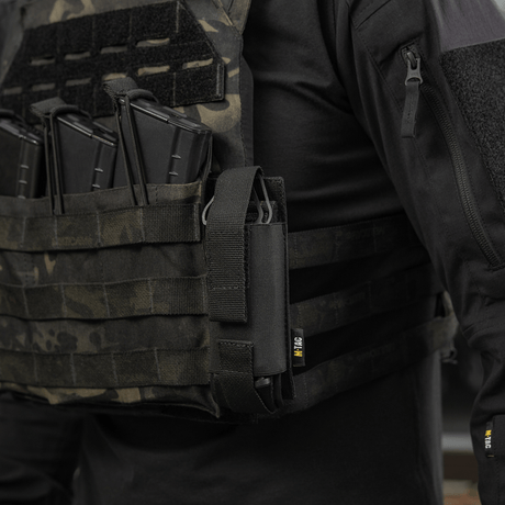 M-Tac Tourniquet Pouch Elastisk VELCRO Gen.II monterad på en taktisk väst, redo för snabb åtkomst till C-A-T tourniquet. Robust Cordura 500D