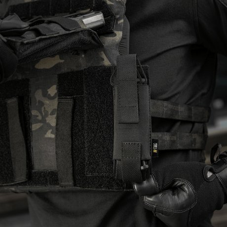 Taktisk M-Tac Tourniquet Pouch Elastisk VELCRO Gen.II monterad på en taktisk väst för snabb åtkomst till C-A-T tourniquet