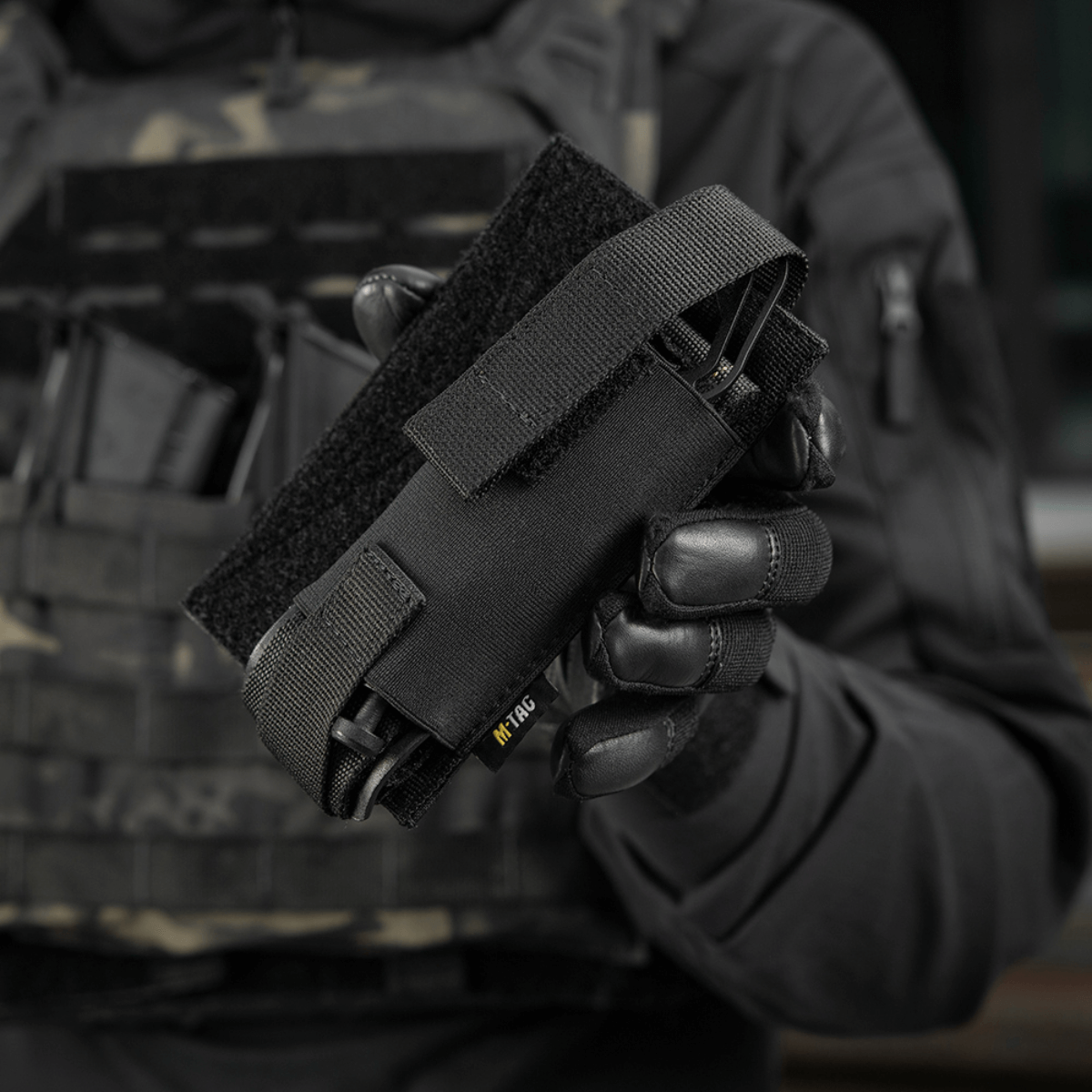 M-Tac Tourniquet Pouch Elastisk VELCRO Gen.II i sort design, fastgjort på taktisk vest. Cordura 500D konstruktion for holdbarhed.