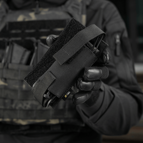 M-Tac Tourniquet Pouch Elastisk VELCRO Gen.II i svart design, fäst på en taktisk väst. Cordura 500D-konstruktion för hållbarhet