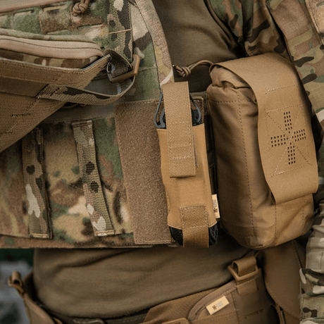 M-Tac Tourniquet Pouch Elastisk VELCRO Gen.II i bruk på en taktisk väst med snabb åtkomst till C-A-T tourniquet, gjord av Cordura 500D