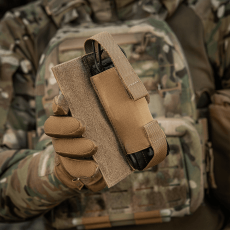 M-Tac Tourniquet Pouch Elastisk VELCRO Gen.II fäst på en taktisk väst med snabb åtkomst till tourniquet