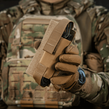 M-Tac Tourniquet Pouch Elastisk VELCRO Gen.II monterad på en taktisk väst med VELCRO-fäste, enkel åtkomst till C-A-T tourniquet