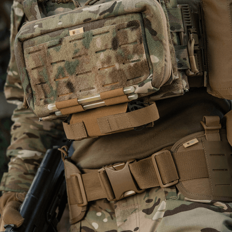 M-Tac Tourniquet Pouch Elastisk VELCRO Gen.II monterad på taktisk utrustning i kamouflage, snabb åtkomst till tourniquet