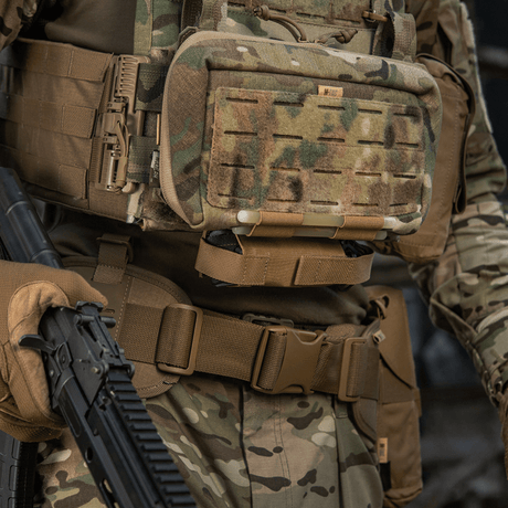 M-Tac Tourniquet Pouch Elastisk VELCRO Gen.II fäst vid taktisk utrustning i en militär miljö