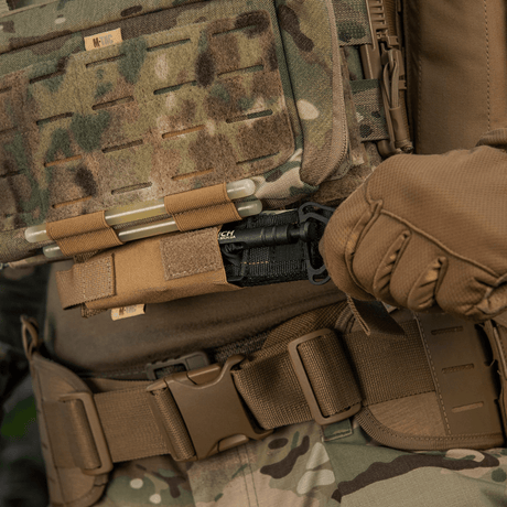 Taktisk M-Tac Tourniquet Pouch Elastisk VELCRO Gen.II monterad på en plate carrier med C-A-T tourniquet i Cordura 500D