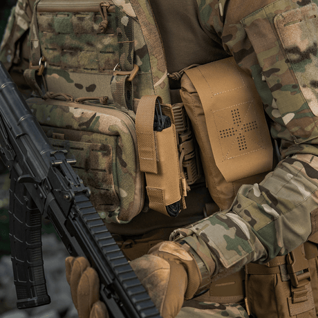 M-Tac Tourniquet Pouch Elastisk VELCRO Gen.II på en soldat med taktisk utrustning i kamouflagemönster