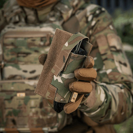 M-Tac Tourniquet Pouch Elastisk VELCRO Gen.II i camo-detaljer, monterad på en taktisk väst för snabb åtkomst till C-A-T tourniquet