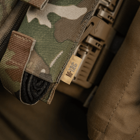 Närbild av M-Tac Tourniquet Pouch Elastisk VELCRO Gen.II i camomönster, gjord av Cordura 500D, fäst med Texcel-selar