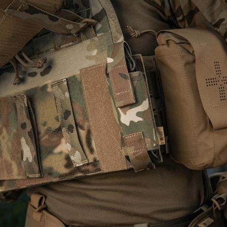 M-Tac Tourniquet Pouch Elastisk VELCRO Gen.II monterad på en taktisk väst med camo-mönster