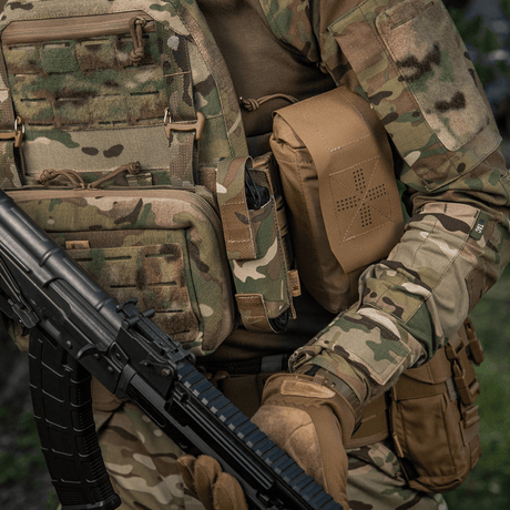 M-Tac Tourniquet Pouch Elastisk VELCRO Gen.II på en taktisk väst i kamouflage, i bruk