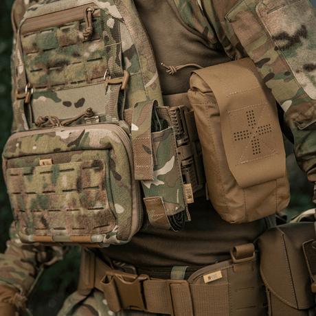 M-Tac Tourniquet Pouch Elastisk VELCRO Gen.II monterad på en taktisk väst i skogskamouflage, gjord av robust Cordura 500D, snabb åtkomst