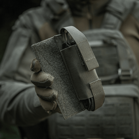 M-Tac Tourniquet Pouch Elastisk VELCRO Gen.II på plate carrier med fast VELCRO-låsning. Taktisk design gjord av Cordura 500D och Texcel-selar