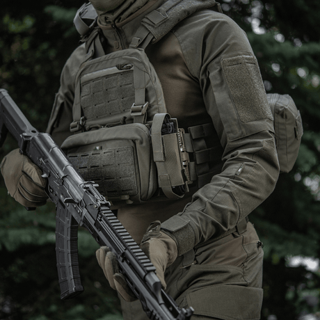 M-Tac Tourniquet Pouch Elastisk VELCRO Gen.II monterad på en taktisk väst för snabb åtkomst till C-A-T tourniquet