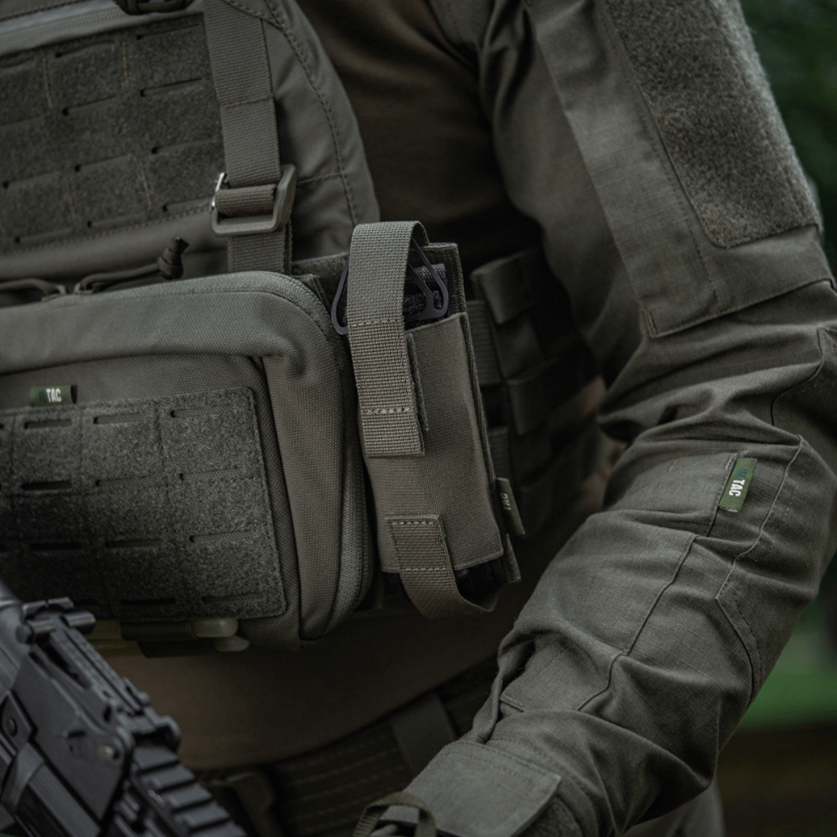 M-Tac Tourniquet Pouch Elastisk VELCRO Gen.II fastgjort til taktisk vest i brug, lavet af Cordura 500D og Texcel-seler for holdbarhed.