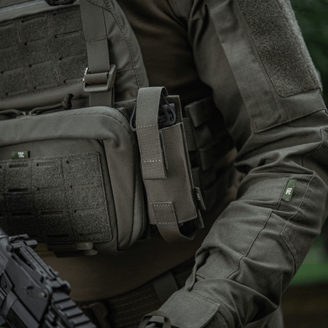 M-Tac Tourniquet Pouch Elastisk VELCRO Gen.II fäst vid en taktisk väst i bruk, gjord av Cordura 500D och Texcel-selar för hållbarhet