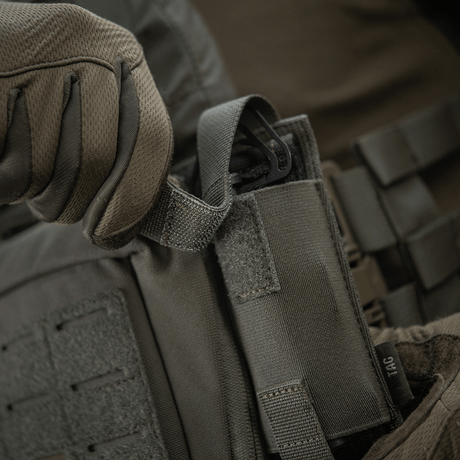 M-Tac Tourniquet Pouch Elastisk VELCRO Gen.II påmonterad på taktisk väst med snabb åtkomst till tourniquet. Robust Cordura 500D