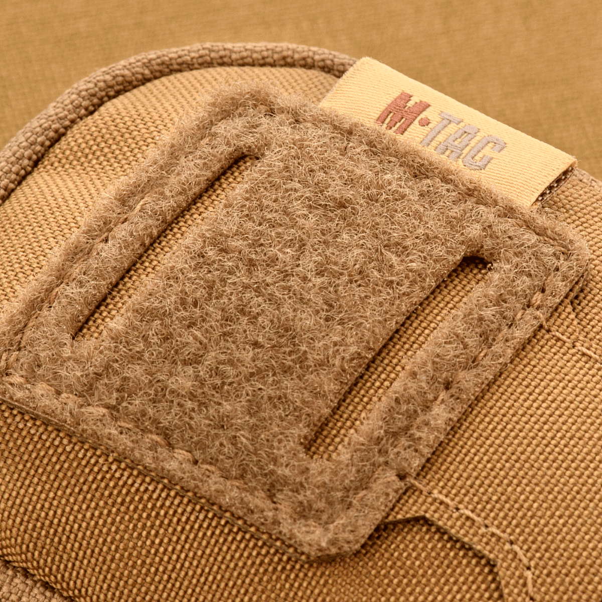 Nærbillede af M-Tac PC Utility Pouch Elite i Cordura, viser Velcro-panel og detalje af kvalitetssyning, ideel til taktisk brug.