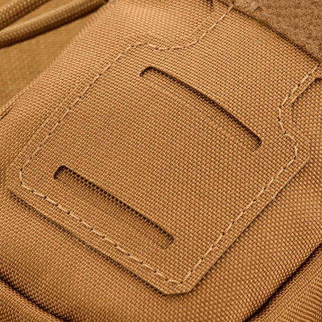 Close-up av M-Tac PC Utility Pouch Elite med MOLLE-interface och Velcro-panel i 500D Cordura. Taktiskt tillbehör för förvaring