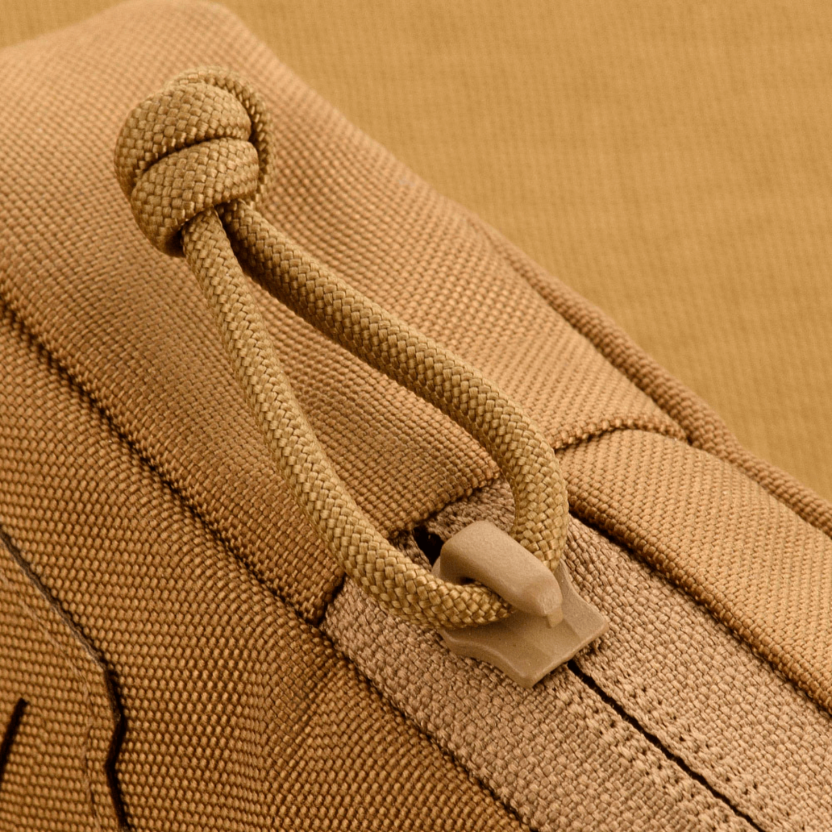 Nærbillede af M-Tac PC Utility Pouch Elite i 500D Cordura med lynlåsdetalje og solidt MOLLE-interface til taktisk opbevaring.