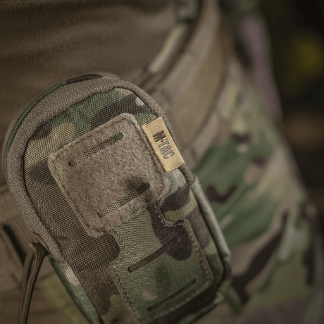 M-Tac PC Utility Pouch Elite i Cordura med MOLLE-monteringssystem, perfekt för taktisk förvaring, sett i kamouflagemönster