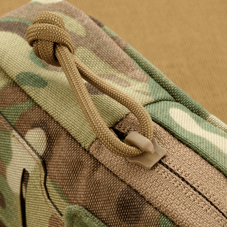 M-Tac PC Utility Pouch Elite med MOLLE-interface i 500D Cordura, detalj av blixtlås och dränering. Perfekt för förvaring av småsaker. Mått: 13 x 6 x 3 cm