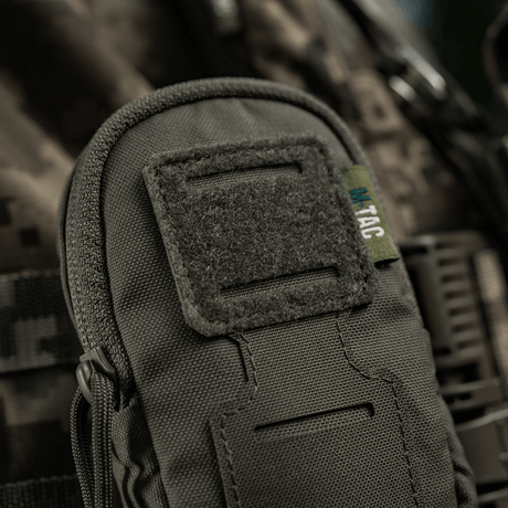 M-Tac PC Utility Pouch Elite med MOLLE-interface och Velcro-panel, 500D Cordura, närbild på kamouflagebakgrund.