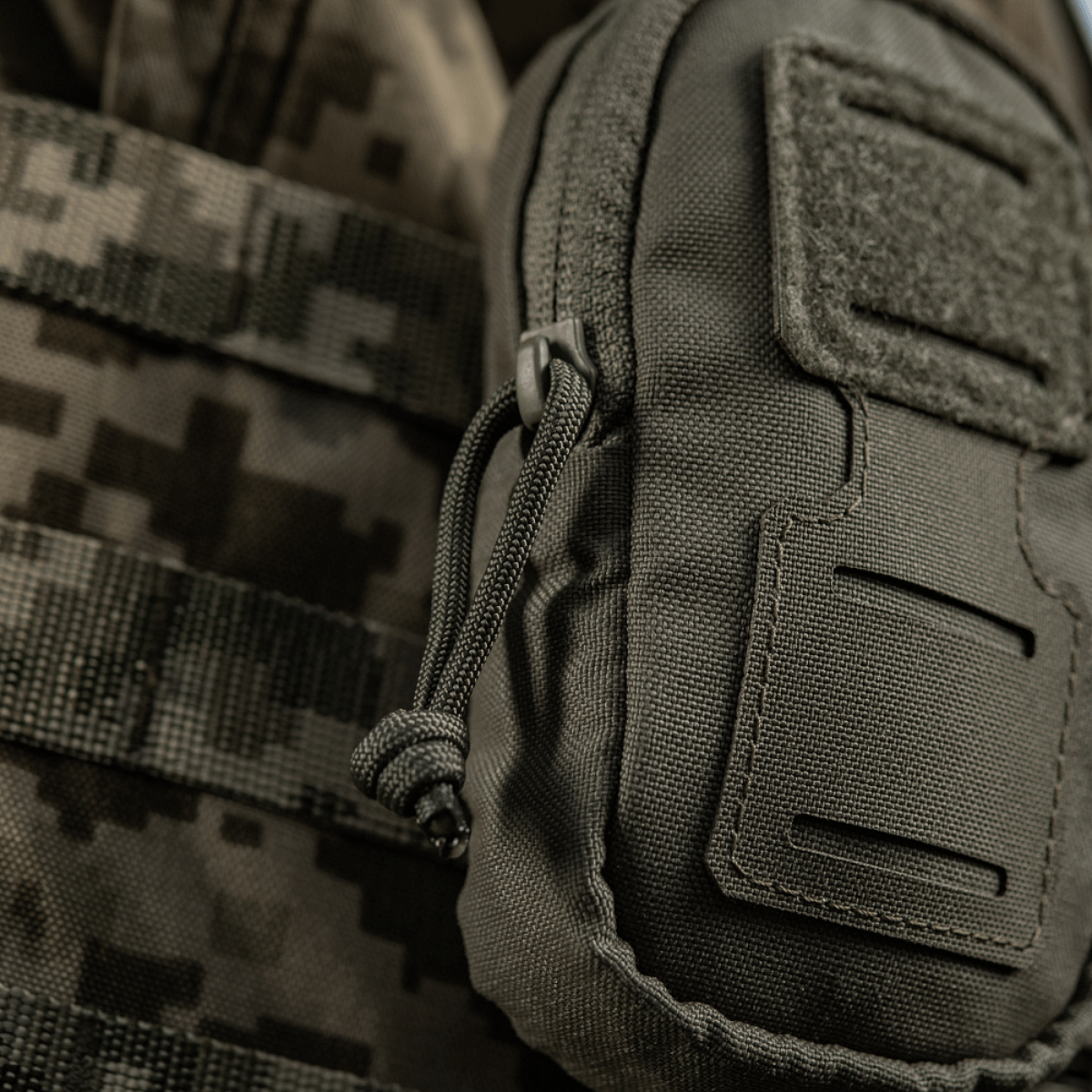 M-Tac PC Utility Pouch Elite i Cordura med MOLLE-interface og Velcro-panel på taktisk udstyr, perfekt til opbevaring af småting.