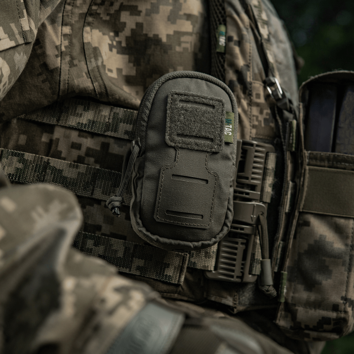 Soldat med M-Tac PC Utility Pouch Elite monteret på MOLLE-system, alsidig Cordura-taske til småting i taktiske omgivelser.