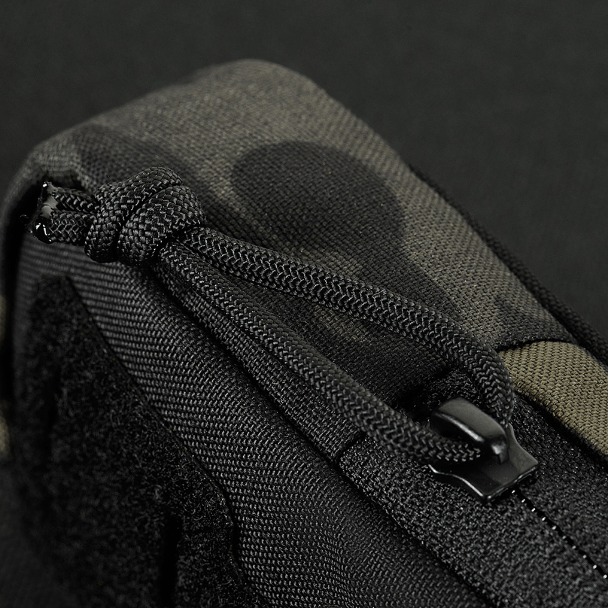 Nærbillede af M-Tac Utility Shoulder Pouch Elite Gen.II i Cordura 500D Multicam Black, med lynlås og MOLLE-system.